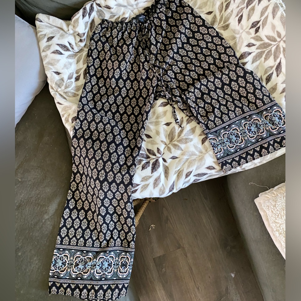 Rue21. Bohemian‎ style wide leg pants. Women’s size medium.